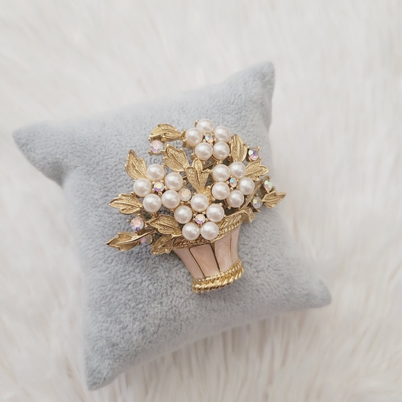 Vintage Trifari Pin Brooch - Picture 5 of 13